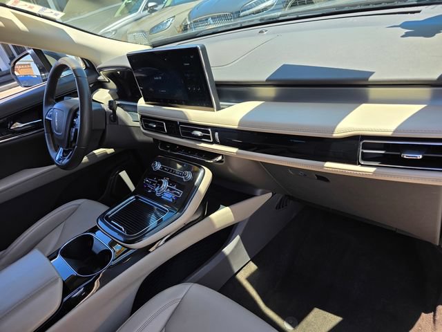 Used 2022 Lincoln Nautilus FWD w/ Premium Package image 16