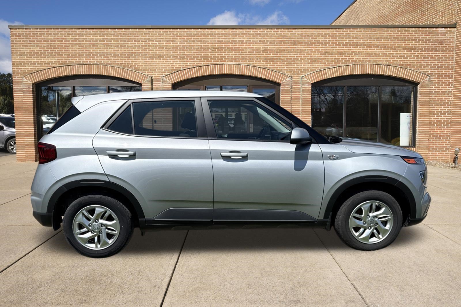 Used 2021 Hyundai Venue SE FWD image 2