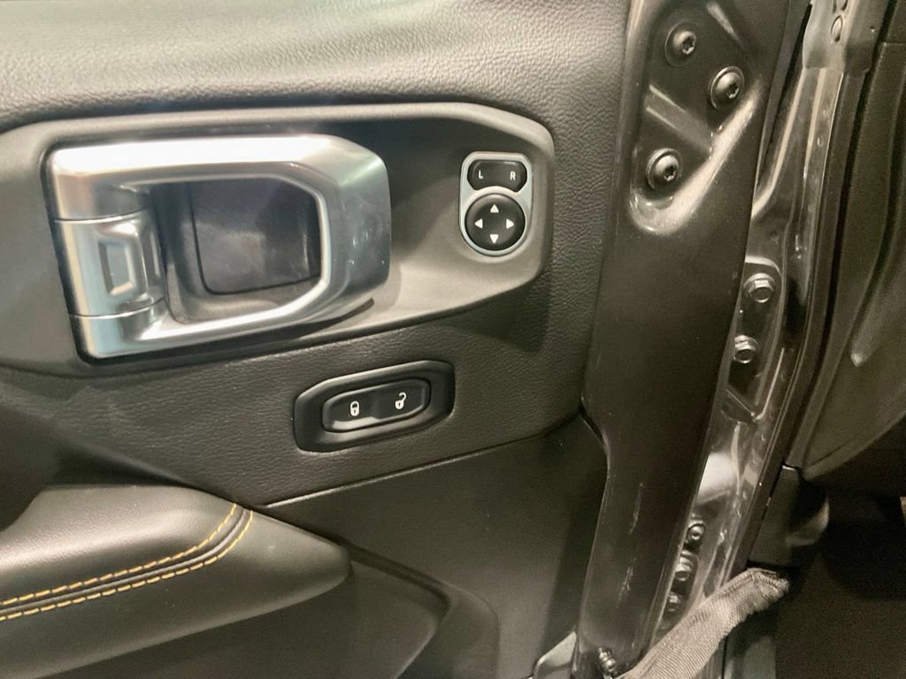 Used 2025 Jeep Wrangler Unlimited Sahara w/ Safety Group AWD/4WD image 8