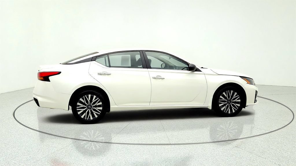Used 2024 Nissan Altima 2.5 SV AWD/4WD image 4