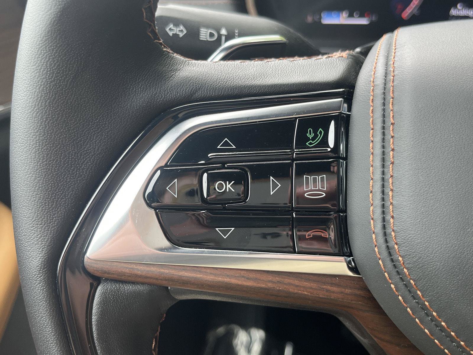 Used 2025 Jeep Grand Cherokee Summit w/ Luxury Tech Group V AWD/4WD image 38