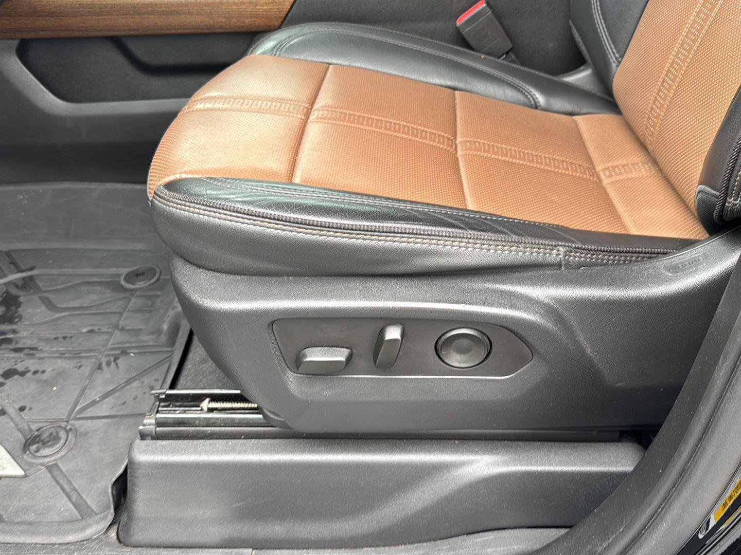 Used 2023 Chevrolet Silverado 1500 High Country w/ Technology Package AWD/4WD image 27