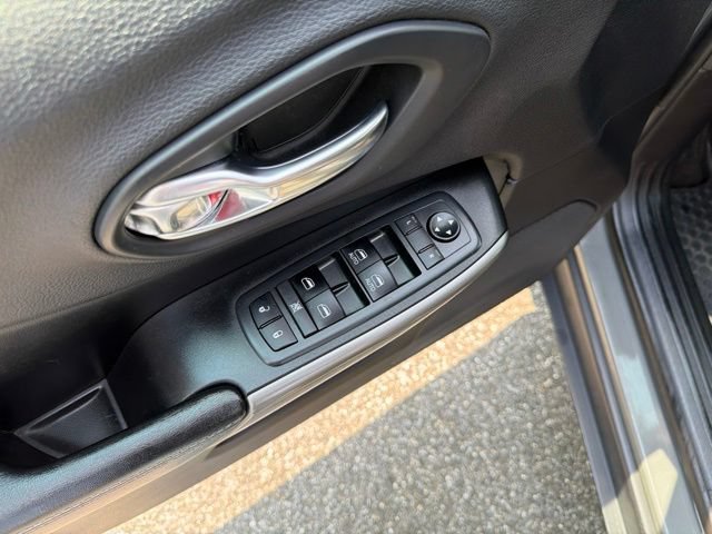Used 2019 Jeep Cherokee Latitude Plus w/ Cold Weather Group AWD/4WD image 12