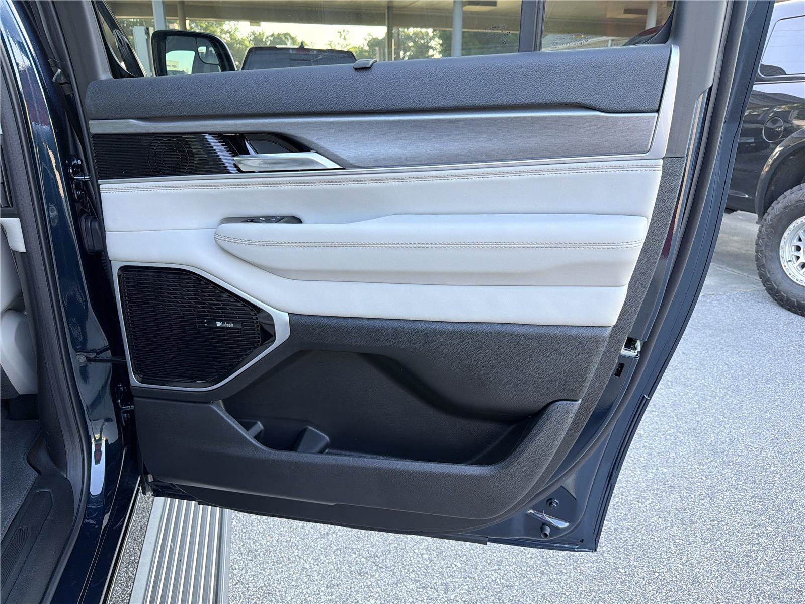 New 2026 Jeep Grand Wagoneer L Limited AWD/4WD image 15