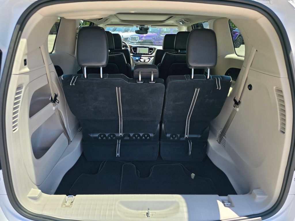 Used 2024 Chrysler Pacifica Limited FWD image 13