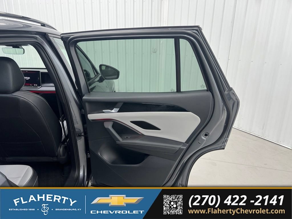 Used 2025 Volkswagen Tiguan SE R-Line AWD/4WD image 12