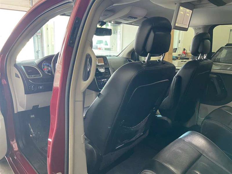 Used 2015 Chrysler Town & Country Touring-L w/ Driver Convenience Group FWD image 44