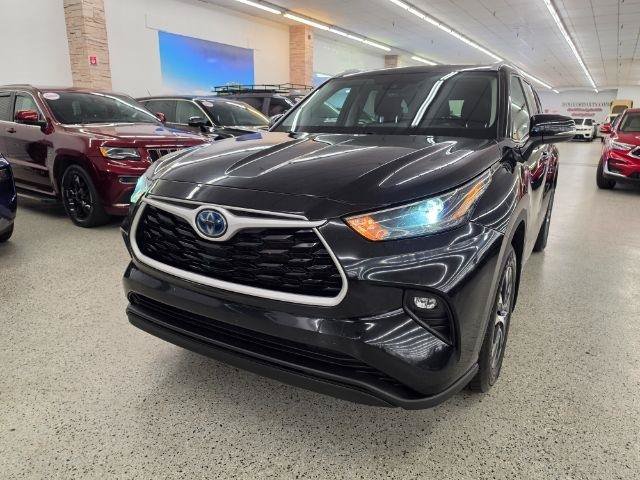 Used 2024 Toyota Highlander XLE AWD/4WD image 2