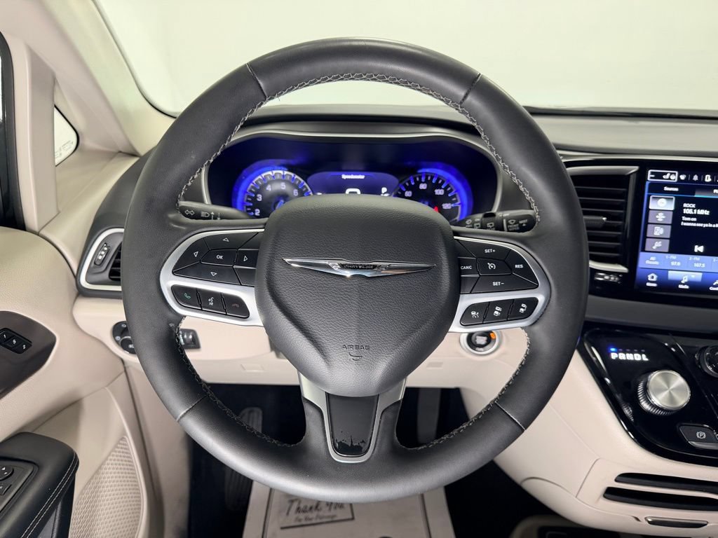 Used 2023 Chrysler Pacifica Touring-L FWD image 17