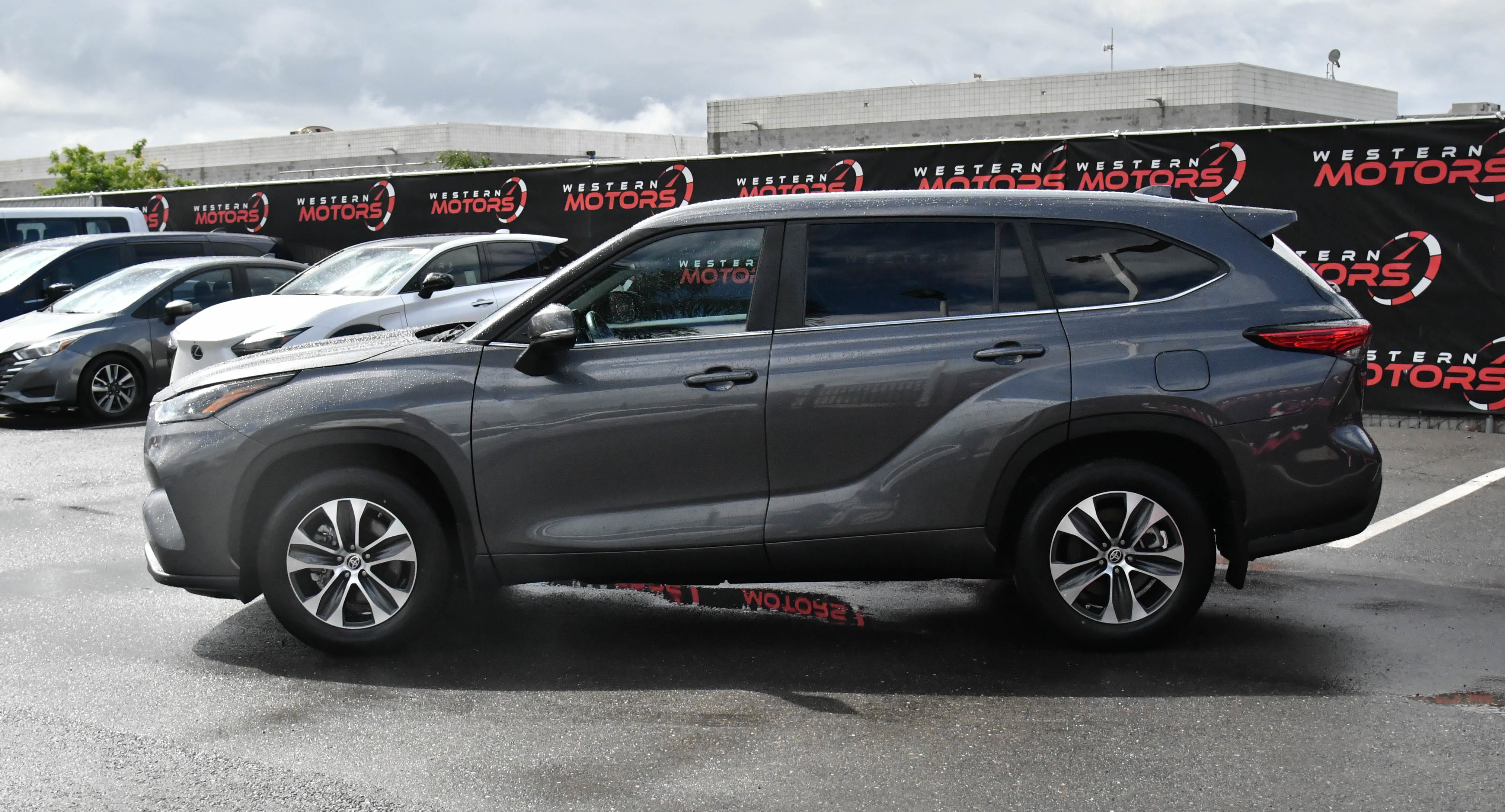 Used 2023 Toyota Highlander XLE AWD/4WD image 4
