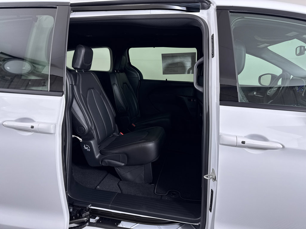 New 2026 Chrysler Pacifica Select image 17