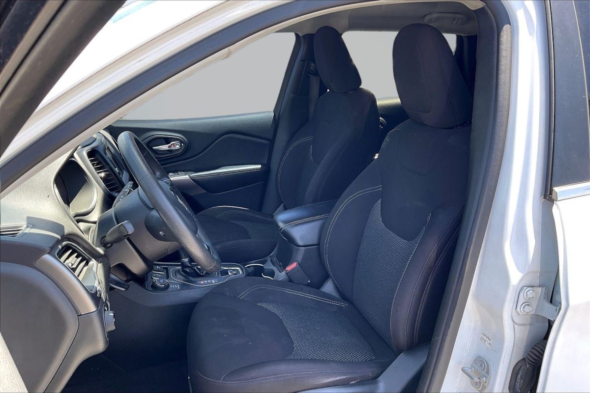 Used 2019 Jeep Cherokee Latitude w/ Popular Appearance Group AWD/4WD image 25