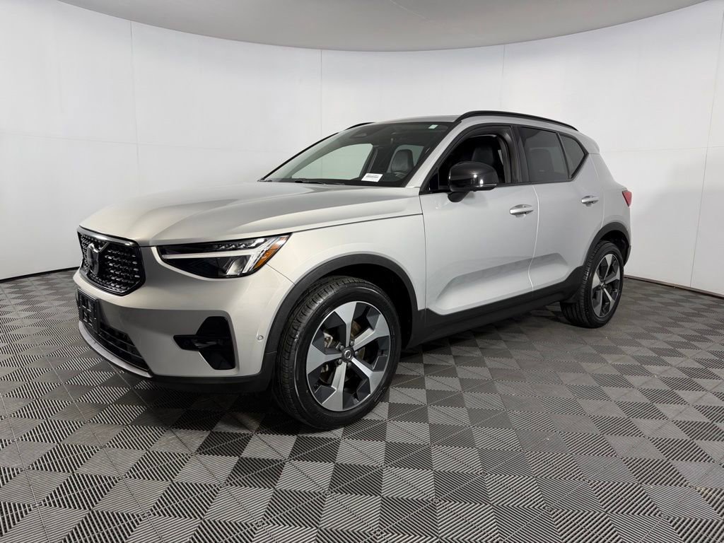Used 2023 Volvo XC40 B5 Plus w/ Climate Package image 3