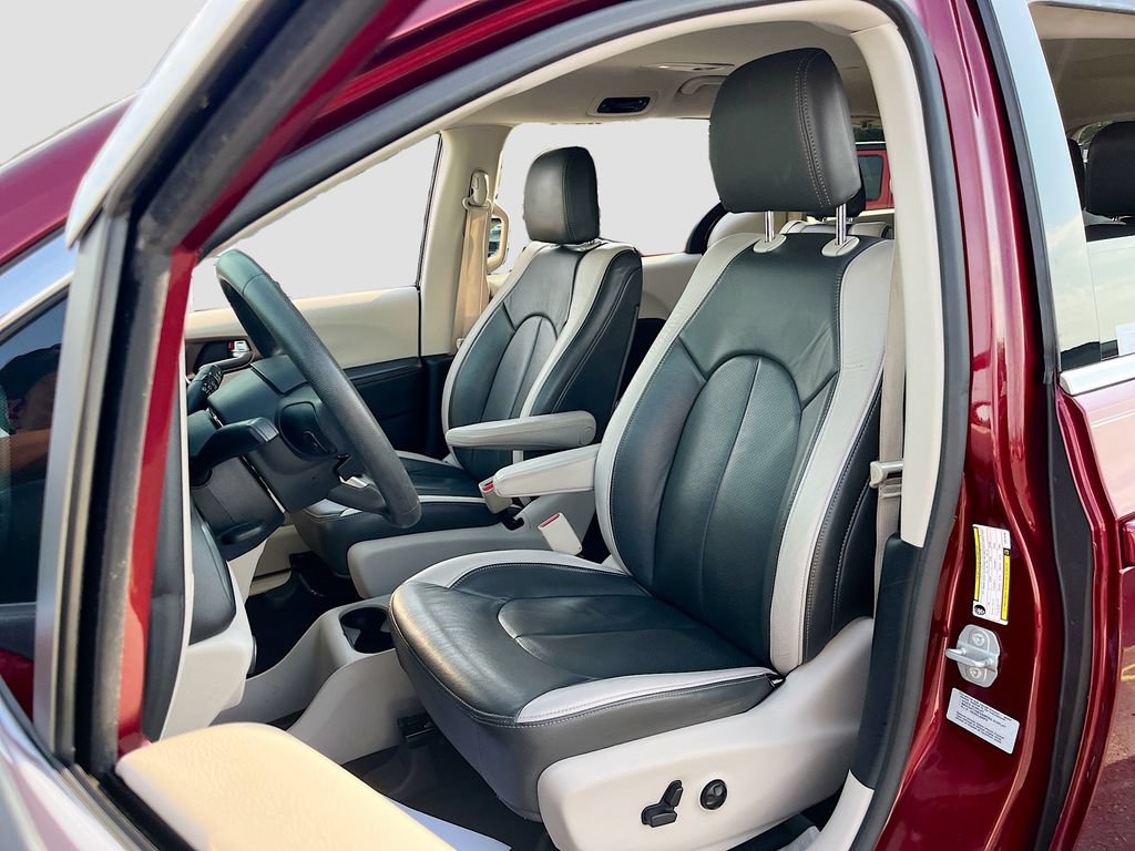 Used 2017 Chrysler Pacifica Touring w/ Tire & Wheel Group FWD image 19
