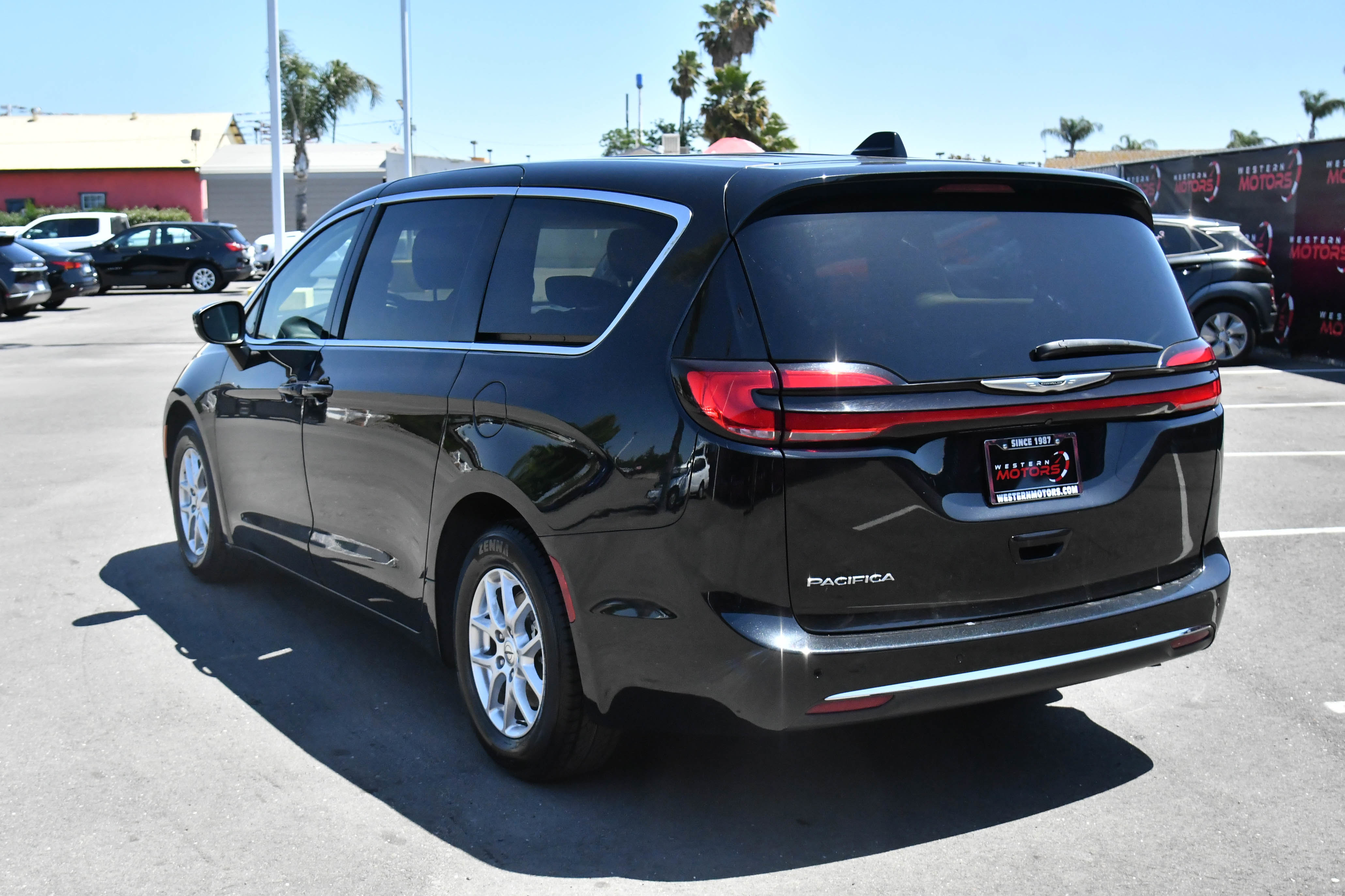 Used 2023 Chrysler Pacifica Touring-L FWD image 6
