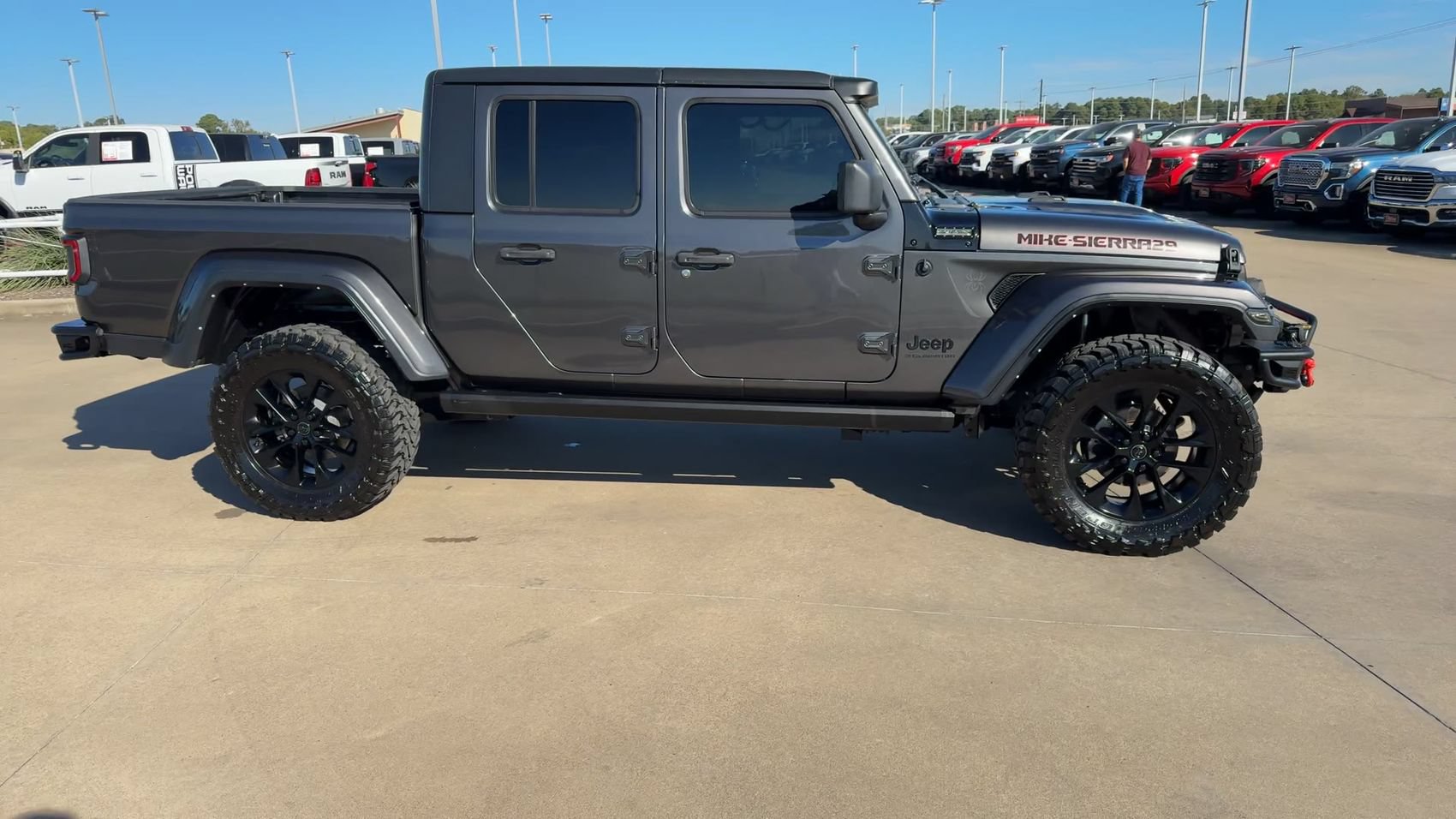 Used 2023 Jeep Gladiator Sport AWD/4WD image 9