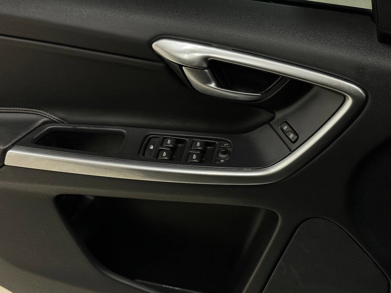 Used 2017 Volvo XC60 T5 w/ Tailgate Package image 68