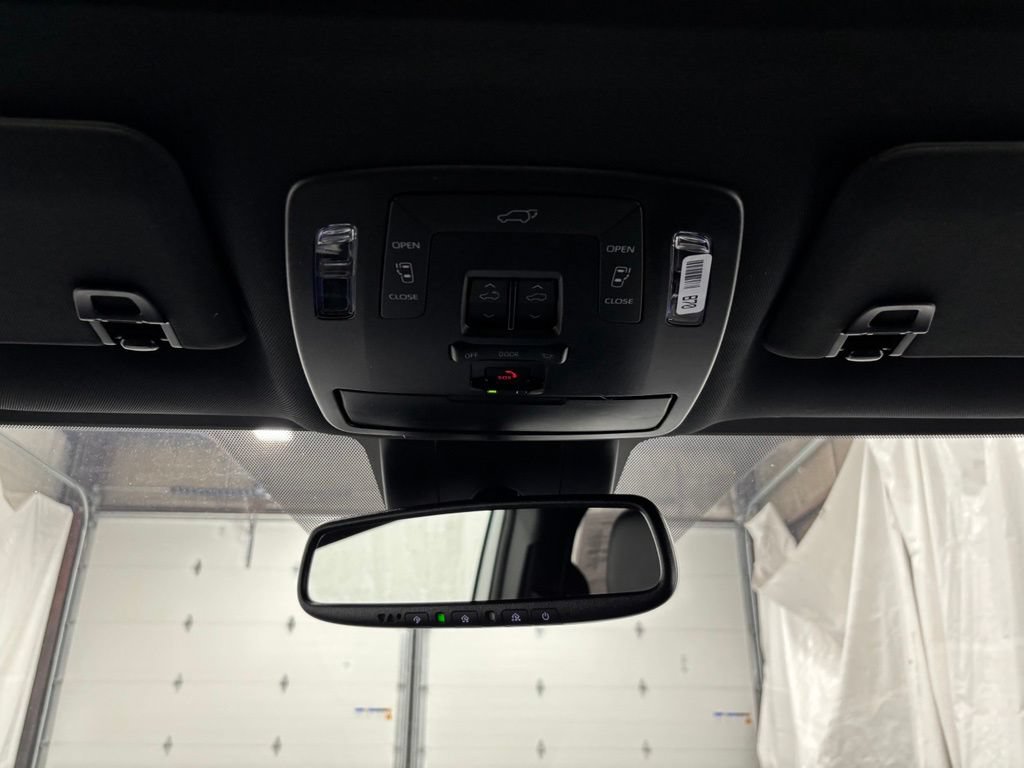 Used 2025 Toyota Sienna XSE FWD image 43