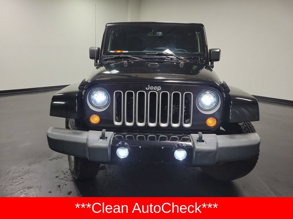 Used 2017 Jeep Wrangler Sahara w/ Connectivity Group AWD/4WD image 2
