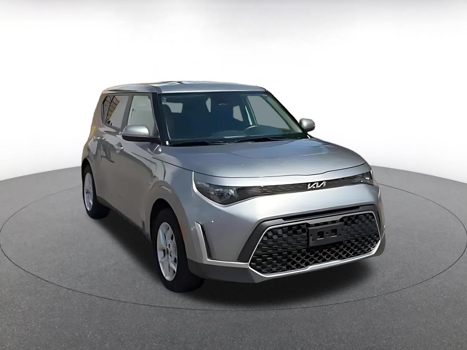 Used 2025 Kia Soul LX w/ LX Technology Package FWD image 3