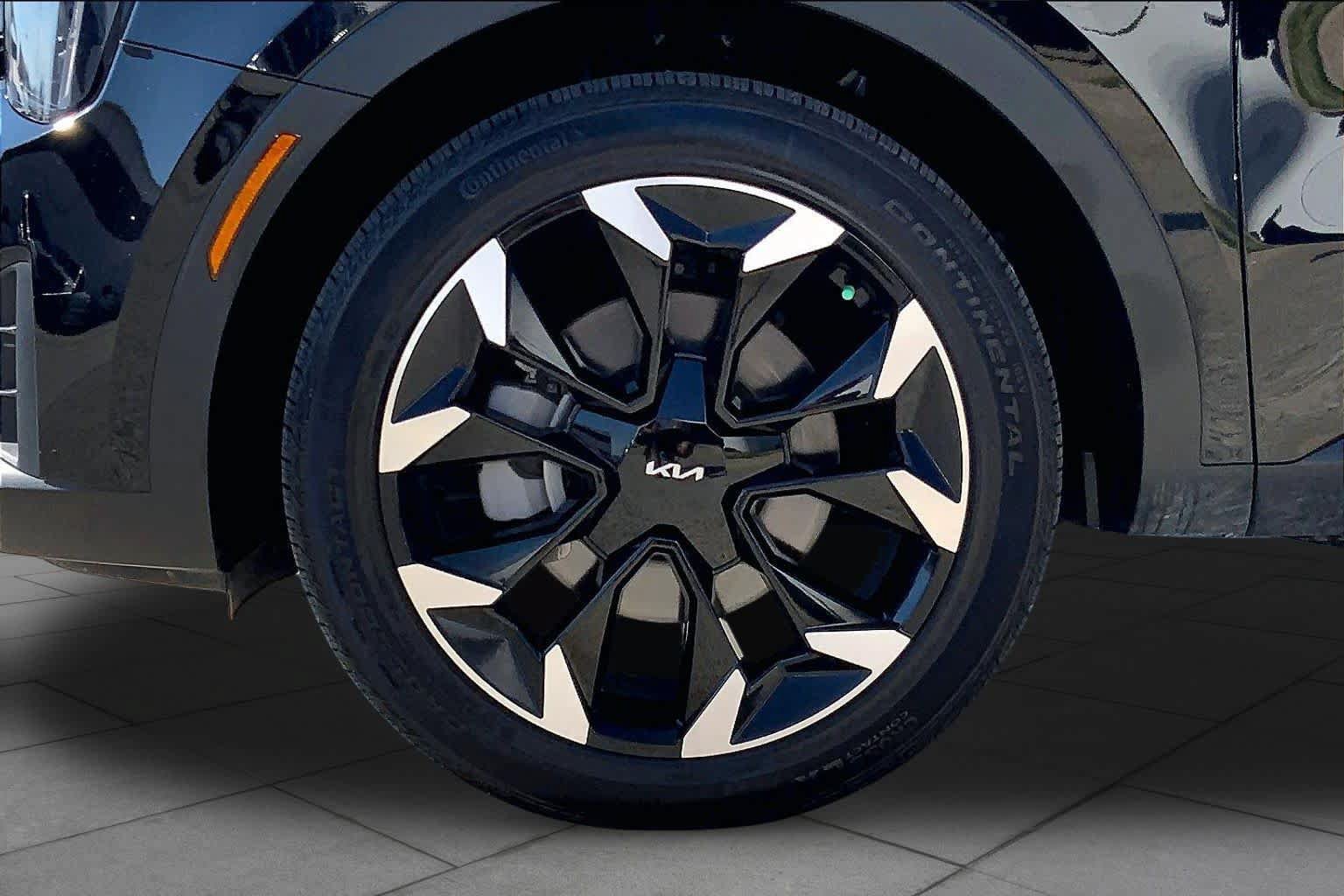 Used 2025 Kia Sorento EX FWD image 11