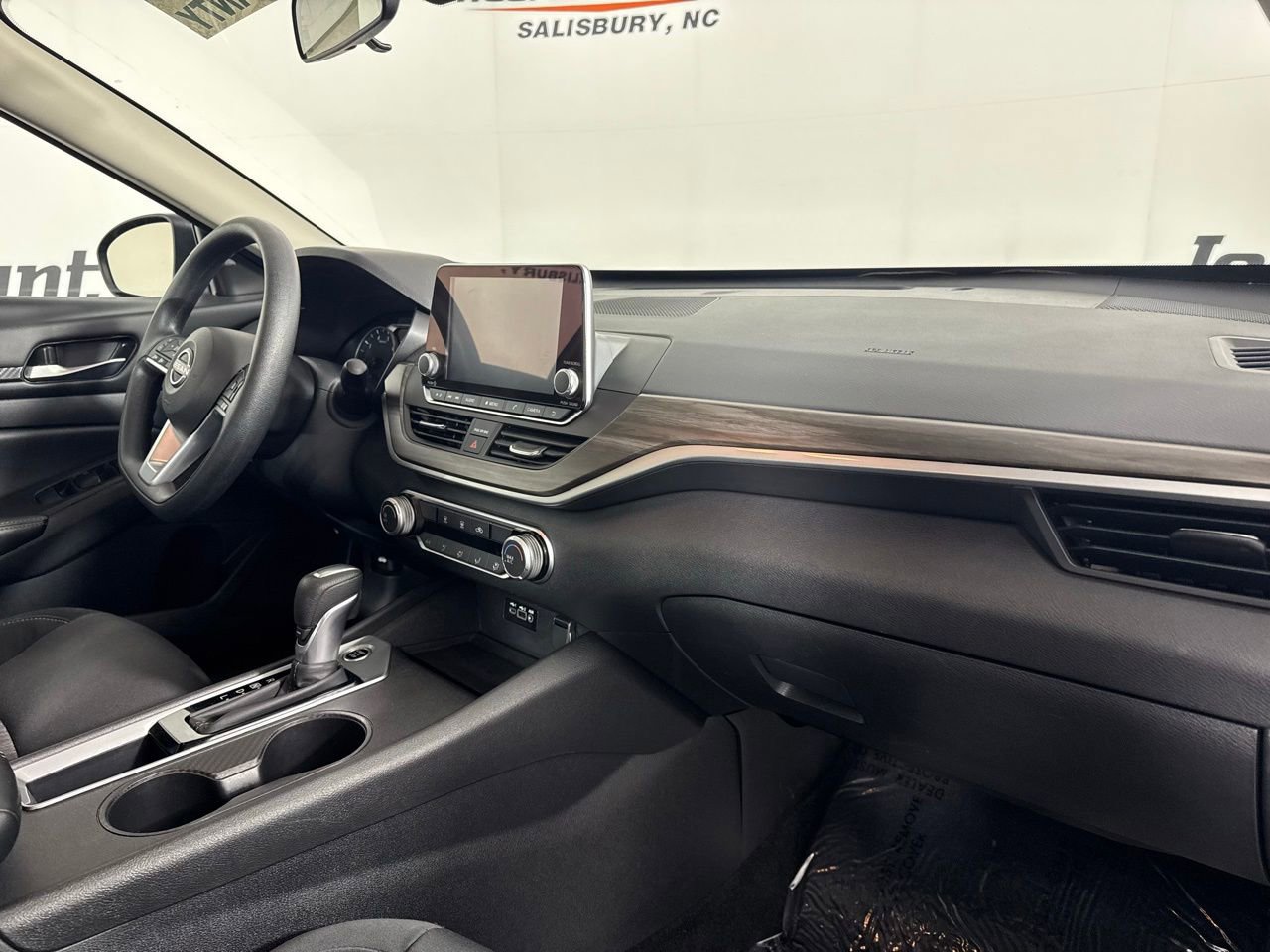 Used 2025 Nissan Altima 2.5 SV FWD image 39