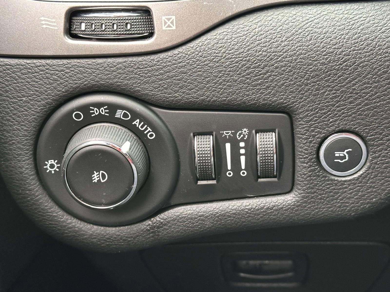 Used 2020 Jeep Cherokee Limited image 24