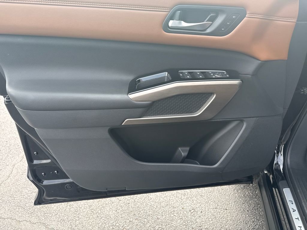 Used 2024 Nissan Pathfinder Platinum w/ Cargo Package image 12