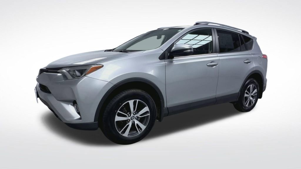 Used 2018 Toyota RAV4 XLE AWD/4WD image 4