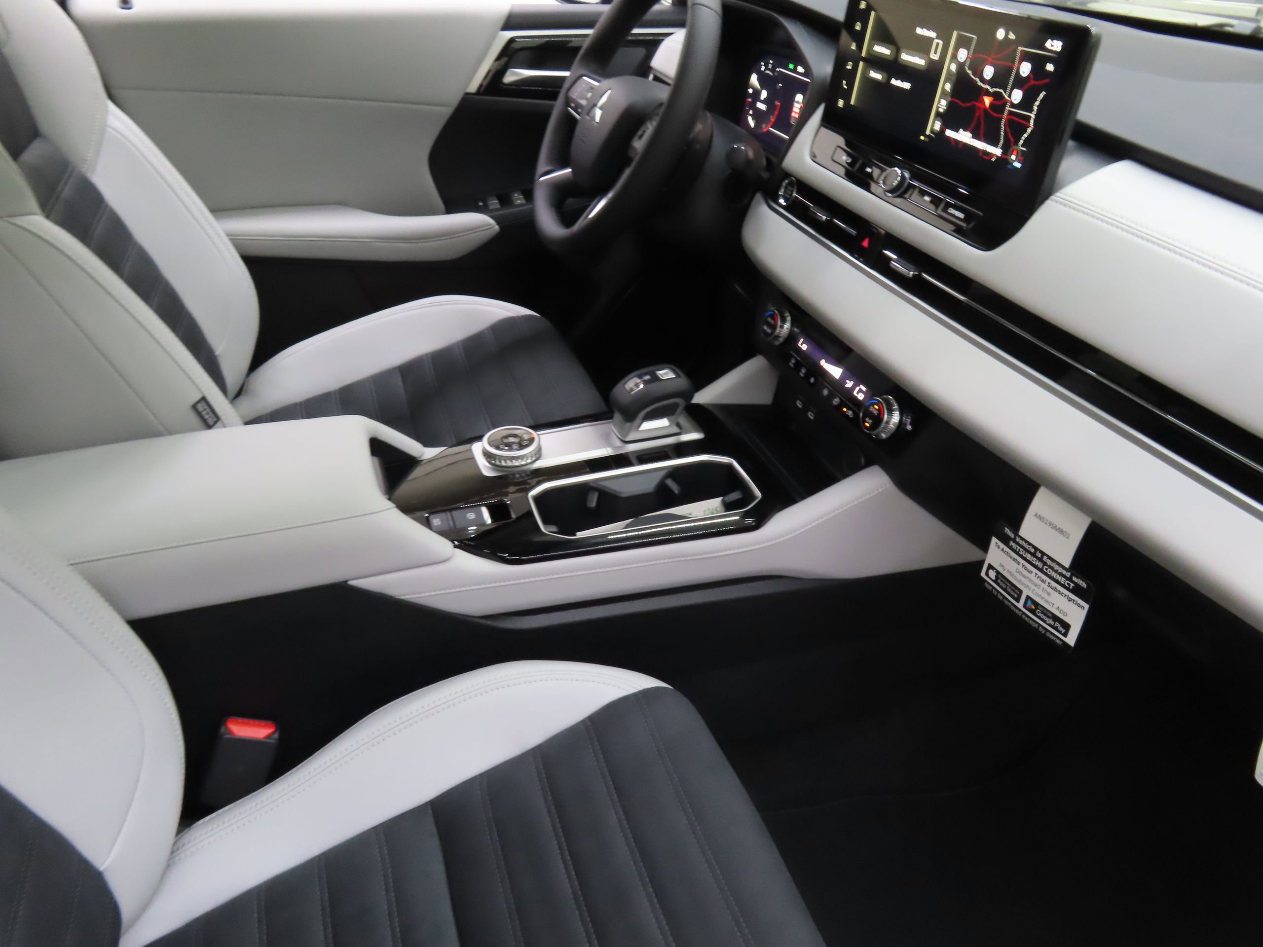 New 2025 Mitsubishi Outlander SE image 25