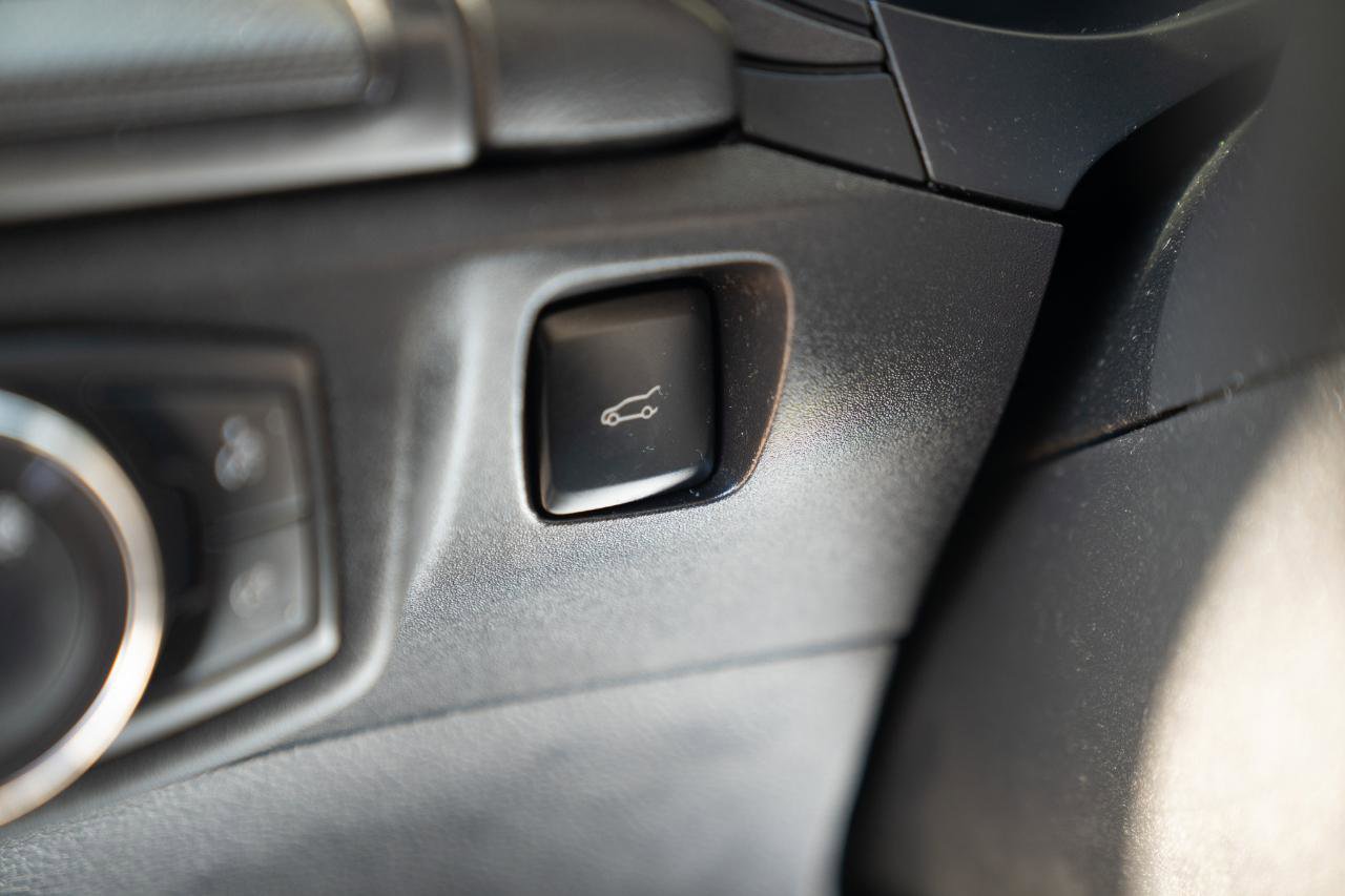 Used 2018 Ford Fusion SE w/ Equipment Group 201A FWD image 21