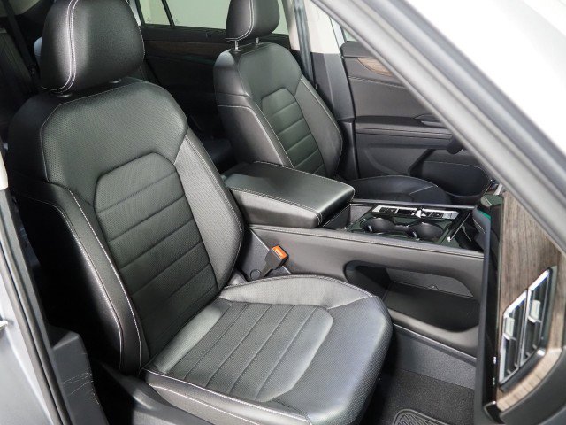 Used 2025 Volkswagen Atlas SEL AWD/4WD image 2