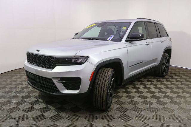 Used 2024 Jeep Grand Cherokee Altitude AWD/4WD image 5