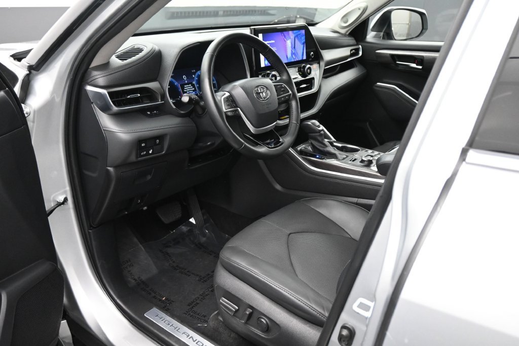 Used 2024 Toyota Highlander Limited AWD/4WD image 2