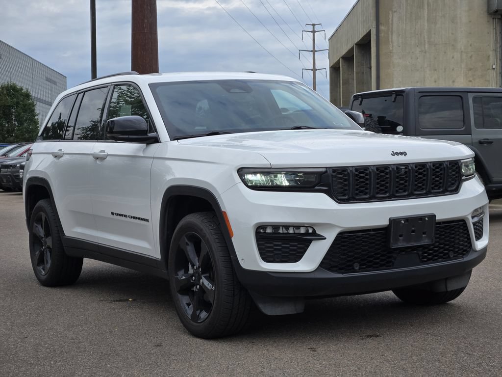 Used 2023 Jeep Grand Cherokee Limited w/ Luxury Tech Group II AWD/4WD image 3