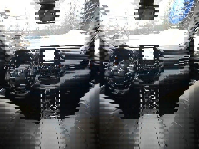 Used 2023 Toyota Highlander XLE image 10