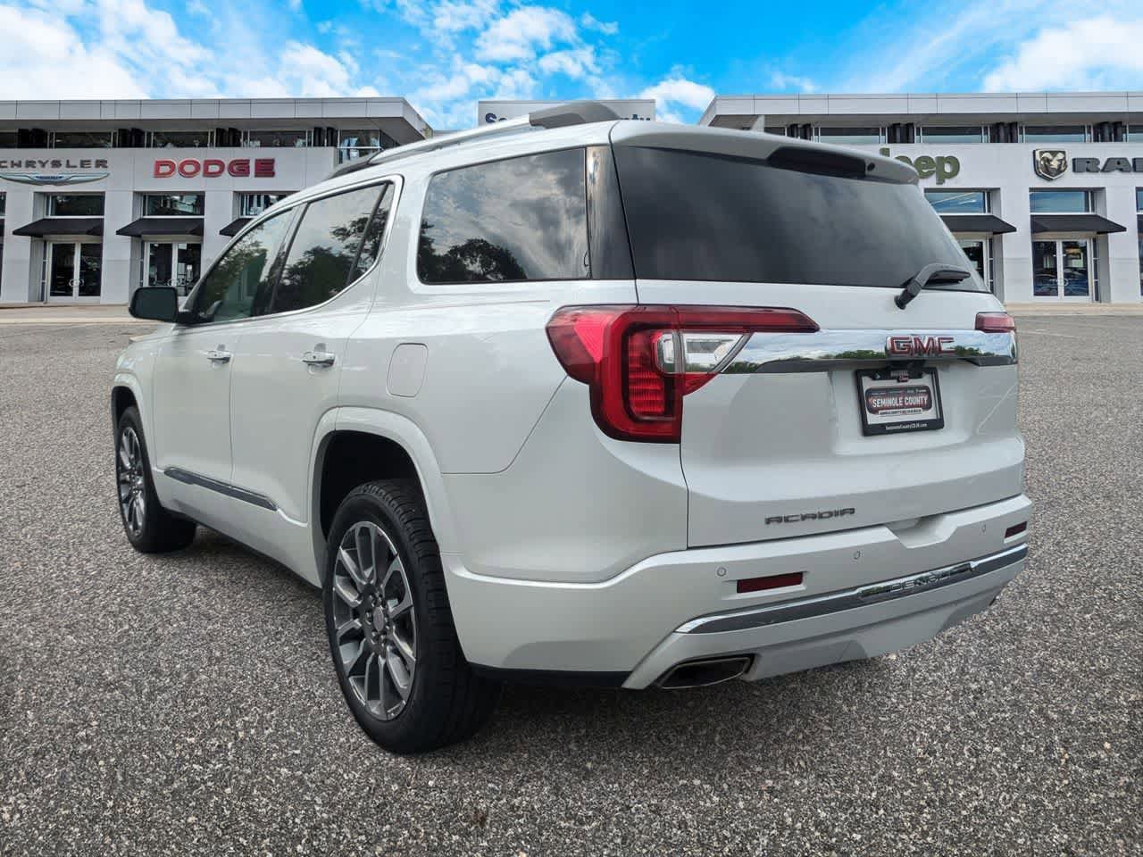 Used 2022 GMC Acadia Denali w/ Denali Technology Package FWD image 6