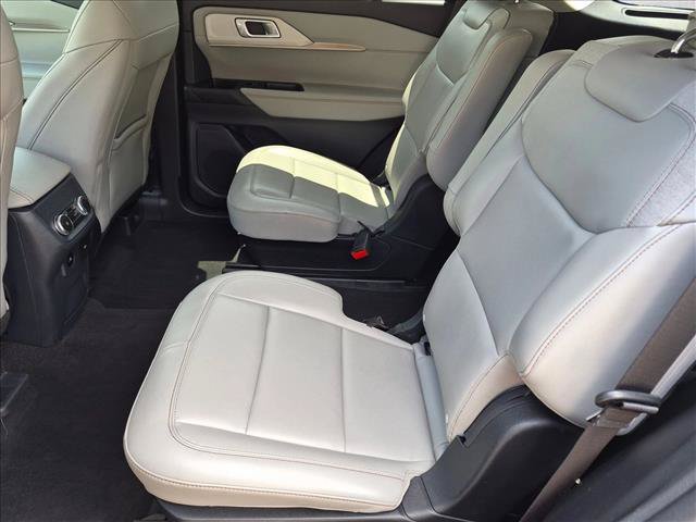 Used 2025 Ford Explorer Active w/ Active Comfort Package RWD image 16