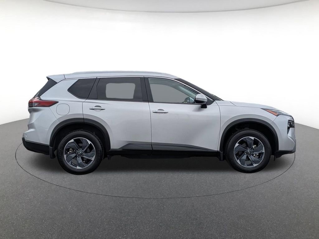 Used 2024 Nissan Rogue SV w/ SV Premium Package image 4
