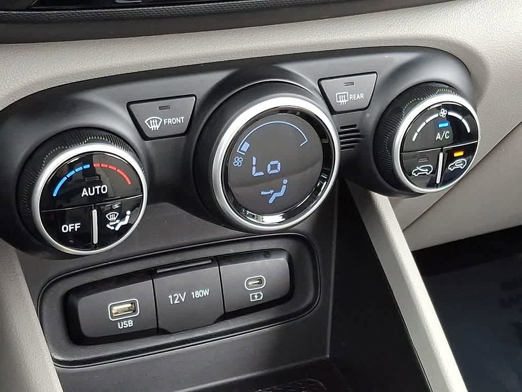 Certified 2025 Hyundai Venue SEL FWD image 15