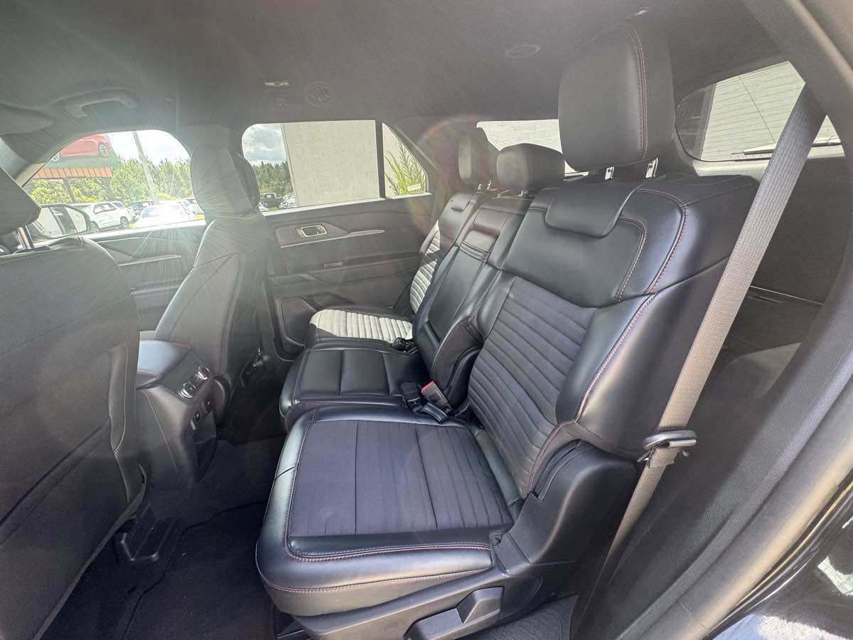 Used 2025 Ford Explorer ST-Line w/ ST-Line Street Pack AWD/4WD image 8
