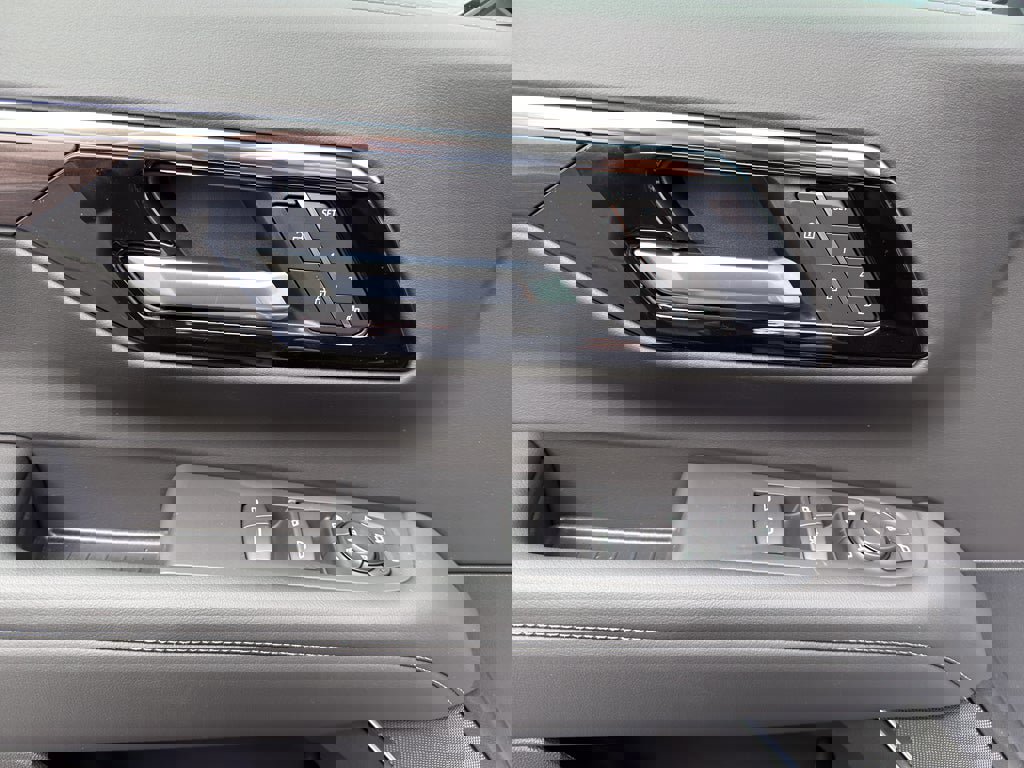 New 2026 Chevrolet Suburban LT w/ Comfort Package image 9