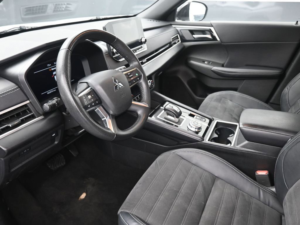 Used 2023 Mitsubishi Outlander SE Black Edition image 18