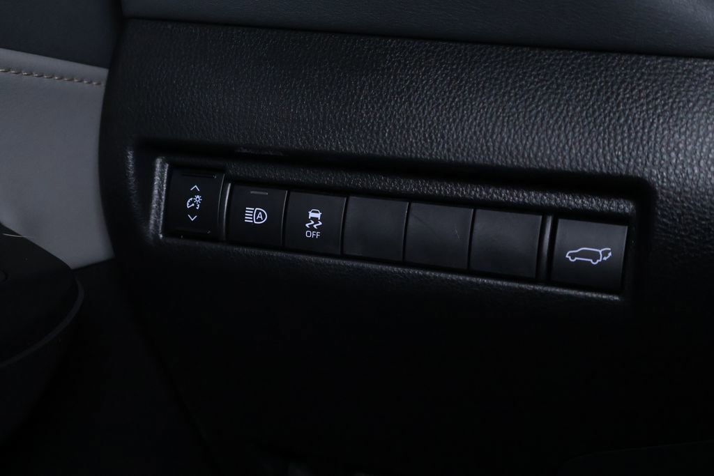 Used 2022 Toyota Venza LE AWD/4WD image 24