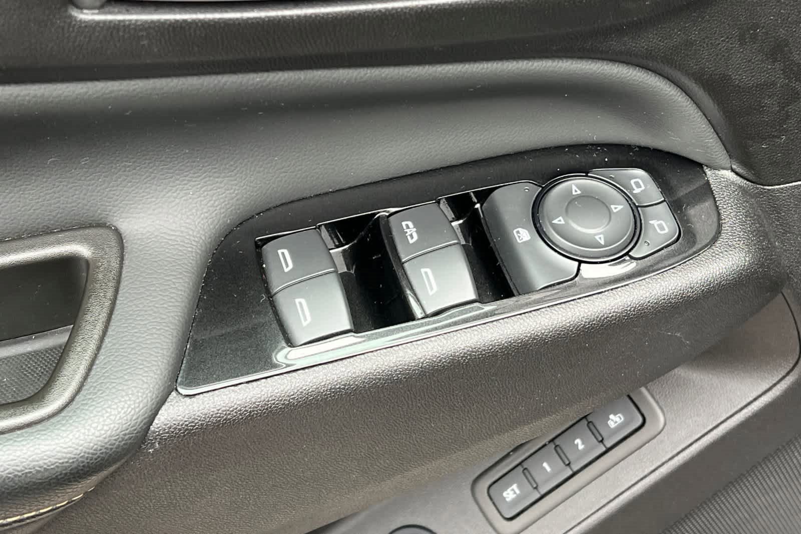 Used 2024 Chevrolet Equinox Premier image 13