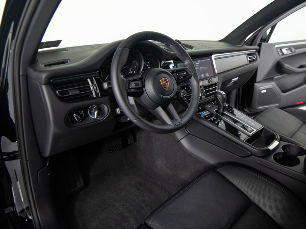Certified 2026 Porsche Macan AWD/4WD image 4