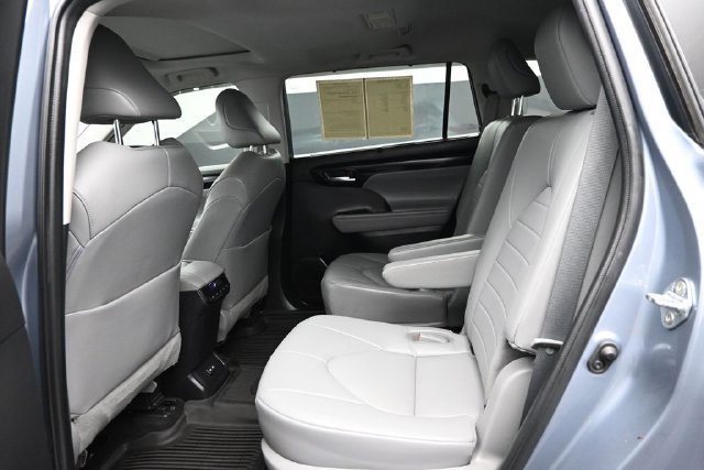 Used 2022 Toyota Highlander XLE FWD image 9