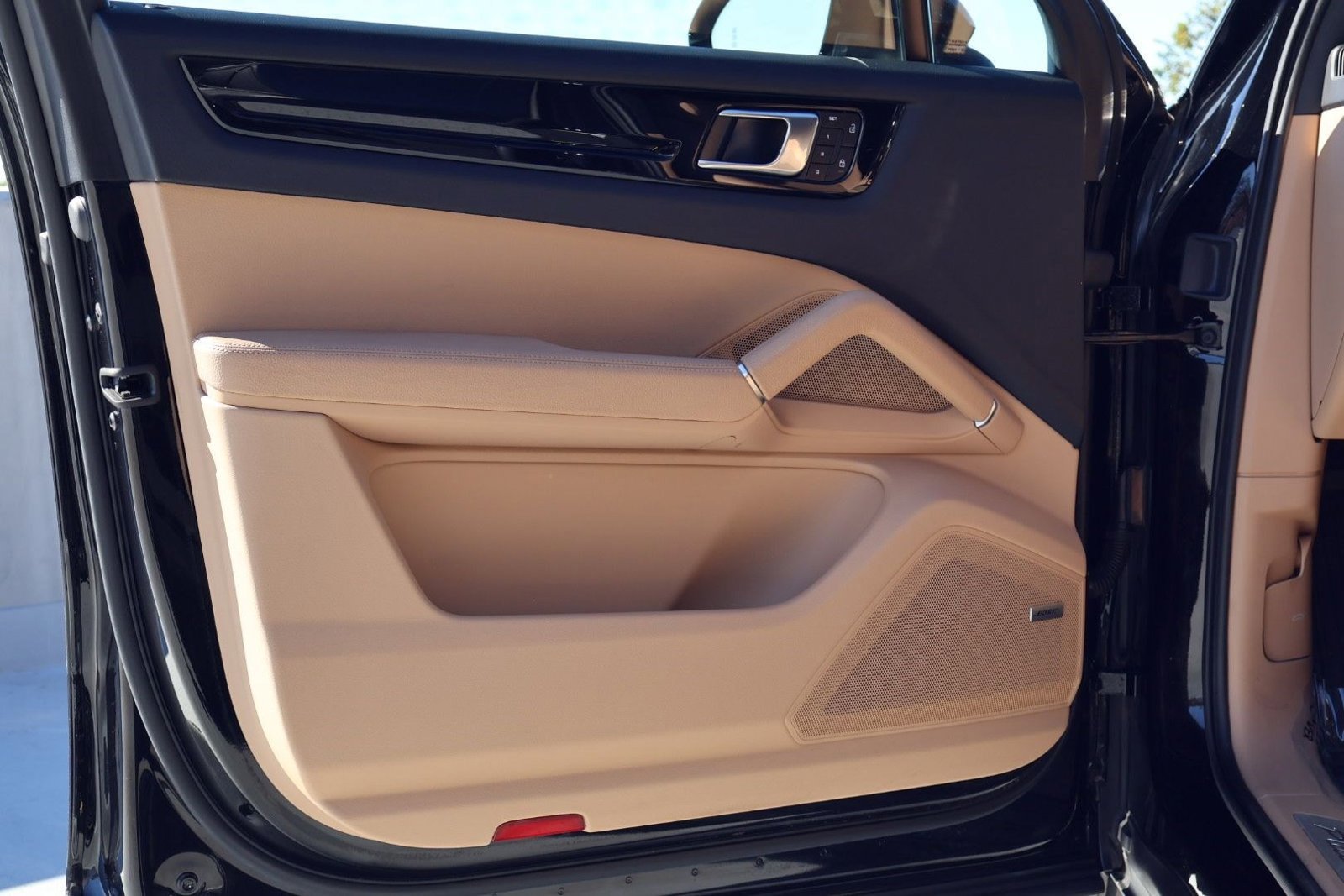 Certified 2023 Porsche Cayenne Platinum Edition image 13