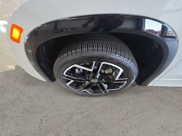 Used 2025 Volkswagen Tiguan SEL R-Line AWD/4WD image 9
