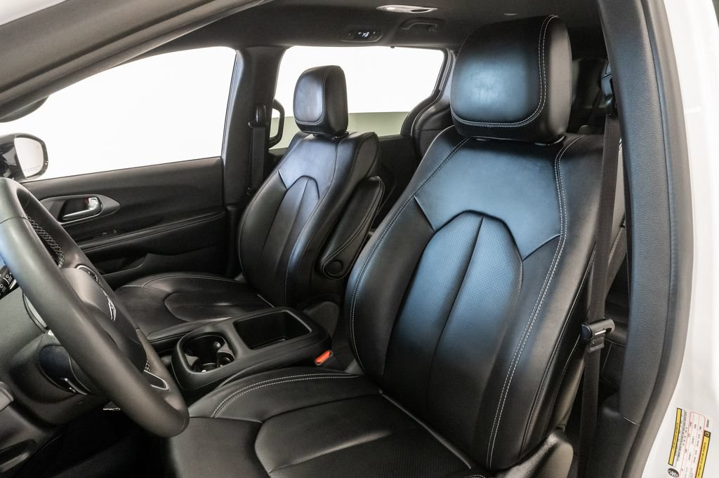 Used 2025 Chrysler Pacifica Select FWD image 9